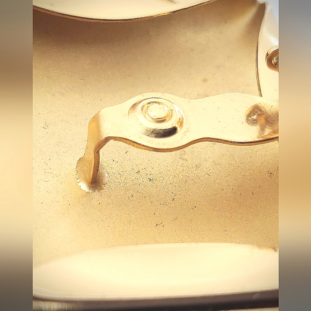 Large Napier Gold Tone Square Clip Earrings - Picture 4 of 8